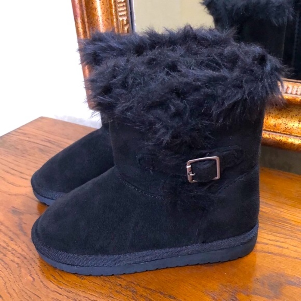 New toddler girls black boots with faux fur. Size 9. The Children’s Place.